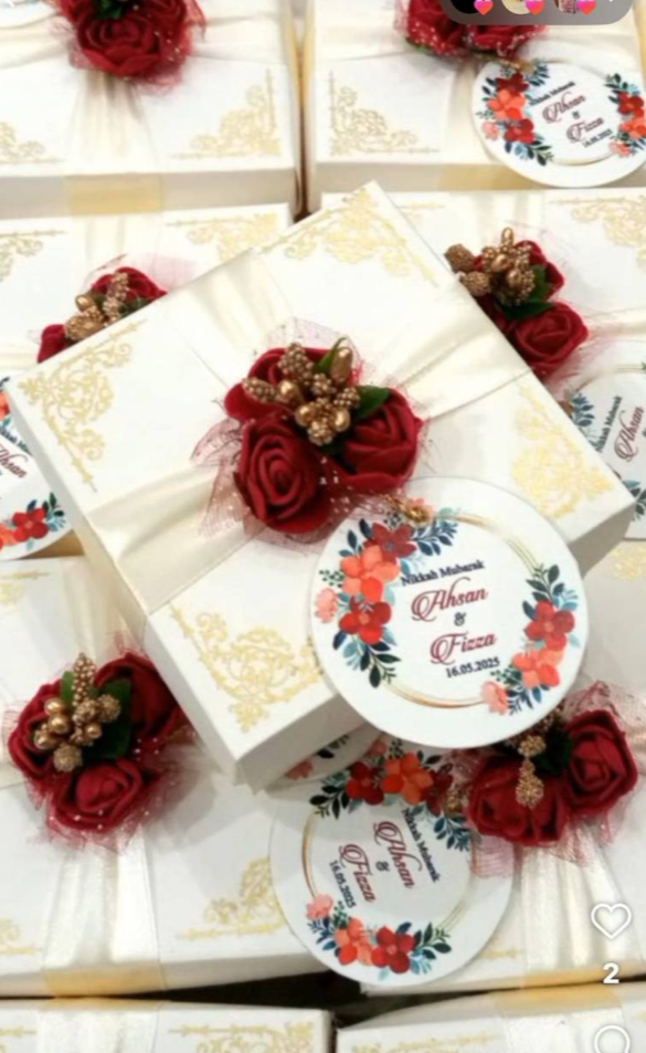 Card box 016 These beautifully crafted favor boxes are designed to add a special touch to any event. From elegant gold boxes with satin ribbons perfect for weddings, to rustic kraft paper designs ideal for garden parties and birthdays, each box offers a unique charm. Our collection includes heart-shaped red favor boxes for romantic occasions, floral-print options for baby showers, and clear plastic boxes filled with colorful sweets for festive celebrations. Whether you're planning a bridal shower, corporate event, or birthday party, our customizable and eco-friendly favor boxes provide the perfect finishing detail to your celebration.